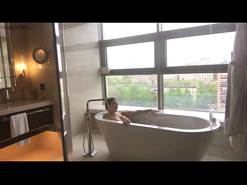 ❤️ Ogromna bejba strastno drka svojo pičko v kopalnici ❌ Fucking video pri nas ️❤