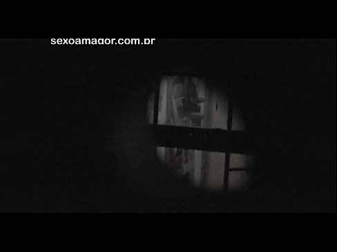 ❤️ Blondinko na skrivaj snema voajer iz soseske, skrit za votlimi opekami ❌ Fucking video pri nas ️❤